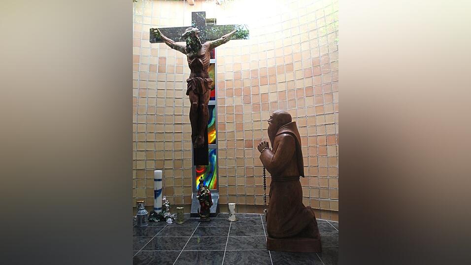 Das Holzkreuz im Inneren der Kapelle ist &uuml;ber 200 Jahre alt. Die Figur des Heiligen Bruder Konrad wurde extra darauf ausgerichtet.