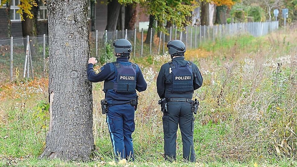 Bei einer Übung am 22. Oktober ist ein Soldat der Bundeswehr durch einen Schuss der Polizei verletzt worden. Bei einer Übung am 22. Oktober ist ein Soldat der Bundeswehr durch einen Schuss der Polizei verletzt worden.
