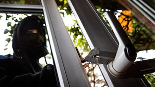 F&uuml;r mindestens 67 Einbr&uuml;che soll der T&auml;ter regelm&auml;&szlig;ig von Polen nach Deutschland gereist sein. (Symbolbild)