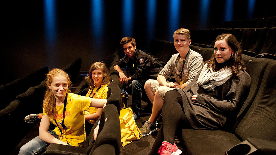 Die Jury des Internationalen Kinderfilmfestivals Lucas (von links): Julie Herrnbrodt (14), Paula Noack (15), Nikolas Kalveram (14), Felix Eschmann (14) und Clara Toker (19). (Foto: Salome Roessler/dpa)