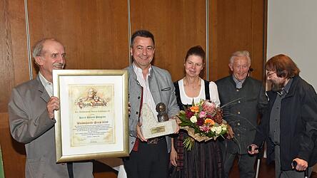 Vorsitzender Werner Walter Richter (l.) &uuml;berreichte die von Herbert Franke (r.) gestaltete Urkunde an Roland Pongratz (2.v.l.). Blumen gab es f&uuml;r dessen Frau Sonja Petersamer und Ehrenvorsitzender Xaver Penzkofer (2.v.r.) steuerte den Preis bei.