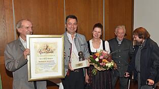 Vorsitzender Werner Walter Richter (l.) überreichte die von Herbert Franke (r.) gestaltete Urkunde an Roland Pongratz (2.v.l.). Blumen gab es für dessen Frau Sonja Petersamer und Ehrenvorsitzender Xaver Penzkofer (2.v.r.) steuerte den Preis bei. Vorsitzender Werner Walter Richter (l.) überreichte die von Herbert Franke (r.) gestaltete Urkunde an Roland Pongratz (2.v.l.). Blumen gab es für dessen Frau Sonja Petersamer und Ehrenvorsitzender Xaver Penzkofer (2.v.r.) steuerte den Preis bei.