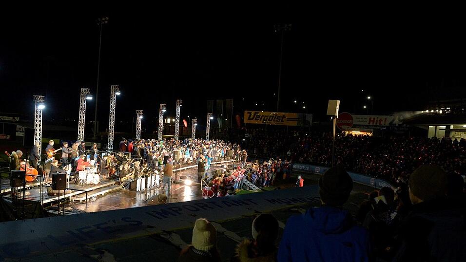 Im vergangenen Jahr fand erstmals das Weihnachtssingen in der Armin-Wolf-Arena in Regensburg statt.
