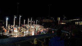 Im vergangenen Jahr fand erstmals das Weihnachtssingen in der Armin-Wolf-Arena in Regensburg statt.
