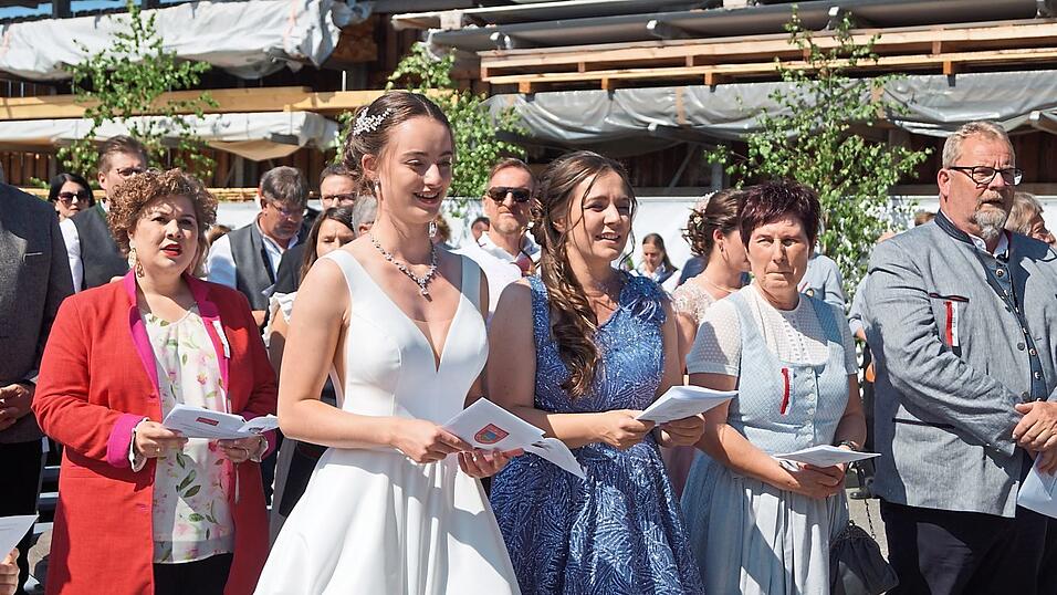 Festgottesdienst feierte die Wehr auf dem Betriebsgelände des Schirmherrn Stephan Ruhland (rechts). In der Mitte Festbraut Luisa Schwarzfischer und Festmutter Kerstin Kreis, links dahinter Bürgermeisterin Alexandra Riedl. Festgottesdienst feierte die Wehr auf dem Betriebsgelände des Schirmherrn Stephan Ruhland (rechts). In der Mitte Festbraut Luisa Schwarzfischer und Festmutter Kerstin Kreis, links dahinter Bürgermeisterin Alexandra Riedl.