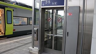 In diesem Aufzug am Bahngleis 1 waren drei Personen am Donnerstag vorübergehend eingeschlossen.