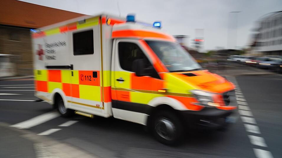 Die schwer verletzte Schülerin wurde per Rettungswagen in ein Krankenhaus gebracht. (Symbolbild) Die schwer verletzte Schülerin wurde per Rettungswagen in ein Krankenhaus gebracht. (Symbolbild)
