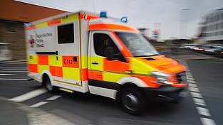 Die schwer verletzte Schülerin wurde per Rettungswagen in ein Krankenhaus gebracht. (Symbolbild)