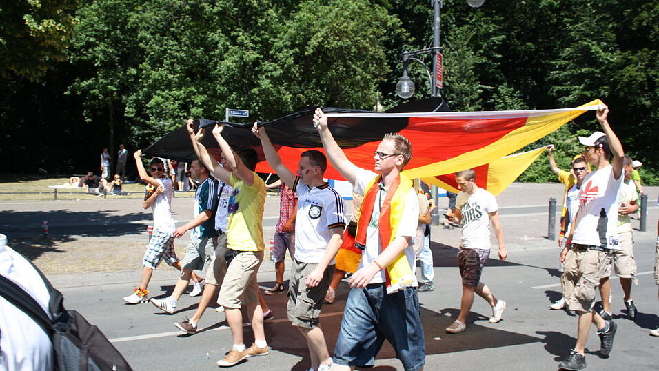 Christian Fertl war am Sonntag auf der Fanmeile in Berlin und erlebte dort das Achtelfinale gegen England auf Gro&szlig;leinwand.