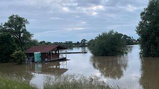 Das Vereinsheim am Gstütt in Straubing ist vom Wasser eingeschlossen.