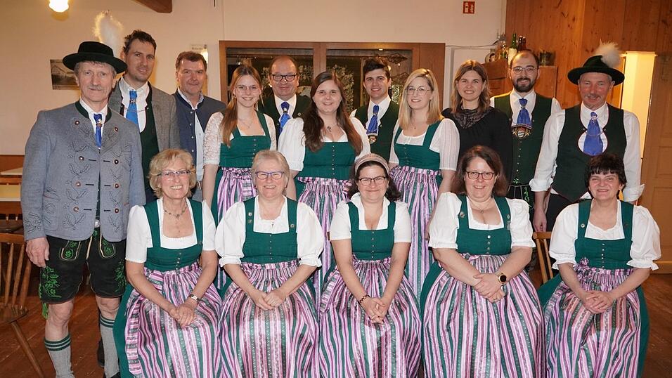 Die neu gew&auml;hlte Vereinsf&uuml;hrung mit vorne v.l. Fini Huber, Heike Zeilbeck, Stefanie M&uuml;ller, Anita Kallm&uuml;nzer und Sonja Brandl; hinten Josef Georg Brandl, Alois Huber, Stefan Schinagl, Franziska Schober, Reinhard Zeilbeck, Anna-Lena Schober, Josef Reinhard Brandl, Christina Gebendorfer, Barbara Schinagl, Andreas Zeilhofer und Michael Kallm&uuml;nzer.