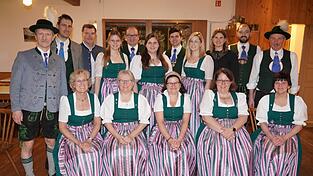 Die neu gew&auml;hlte Vereinsf&uuml;hrung mit vorne v.l. Fini Huber, Heike Zeilbeck, Stefanie M&uuml;ller, Anita Kallm&uuml;nzer und Sonja Brandl; hinten Josef Georg Brandl, Alois Huber, Stefan Schinagl, Franziska Schober, Reinhard Zeilbeck, Anna-Lena Schober, Josef Reinhard Brandl, Christina Gebendorfer, Barbara Schinagl, Andreas Zeilhofer und Michael Kallm&uuml;nzer.