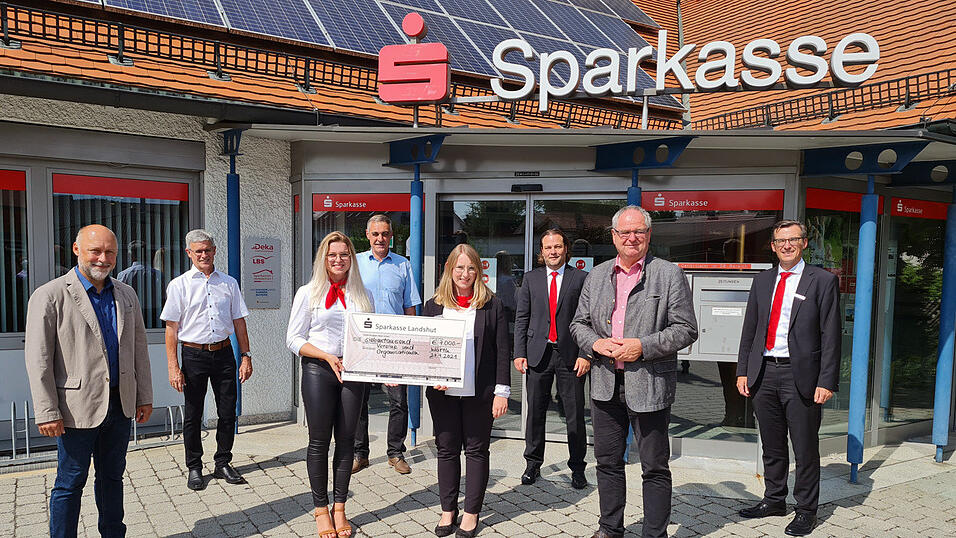 Strahlende Gesichter bei der Spenden&uuml;bergabe (v.r.): Regionaldirektor Franz Zellmer, B&uuml;rgermeister von Niederaichbach, Josef Klaus, Leiter Privatkunden, Marcus M&uuml;ller, stell. Gesch&auml;fts-stellenleiterin Helena Lackermeier, B&uuml;rgermeister von Weng, Robert Kiermeier, Kundenberaterin Jessica Kiermeier, B&uuml;rgermeister von Postau, Johann Angstl und B&uuml;rgermeister von W&ouml;rth, Stefan Scheibenzuber.