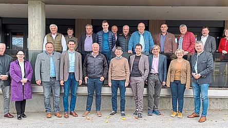 Die Bürgermeisterrunde mit den neuen Vorsitzenden Matthias Wallner und Christine Hammerschick (vorne, Erster und Zweite von rechts), Peter Aigner vom Amt für Ländliche Entwicklung (hinten, Zweiter von links), Josefine Hilmer, Vorsitzende des Regionalentwicklungsvereins (vorne, Zweite von links) und den Umsetzungsbegleitern der Büros landimpuls und mks.
