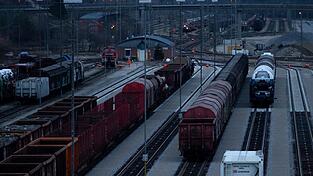 Die jungen Männer trafen sich auf einem Rangierbahnhof in München. (Symbolbild)