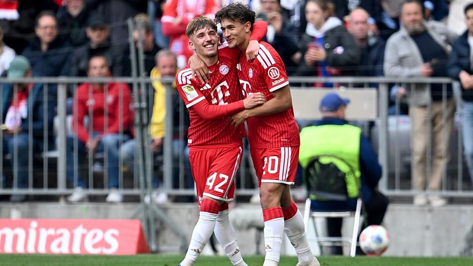 Passgeber Lennart Karl (l) und Torschütze Tom Bischof beim gemeinsamen Jubel. Die Bayern-Youngster empfahlen sich noch mal für eine WM-Nominierung. Passgeber Lennart Karl (l) und Torschütze Tom Bischof beim gemeinsamen Jubel. Die Bayern-Youngster empfahlen sich noch mal für eine WM-Nominierung.