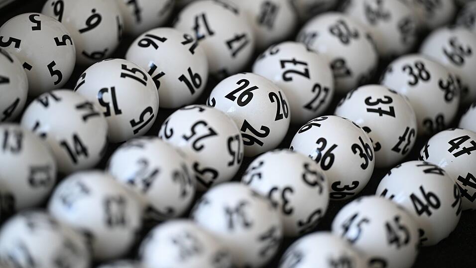 Um einen Jackpot zu knacken, muss ein Tipper die richtigen sechs Zahlen aus 49 plus die richtige Superzahl haben. (Illustration) Um einen Jackpot zu knacken, muss ein Tipper die richtigen sechs Zahlen aus 49 plus die richtige Superzahl haben. (Illustration)