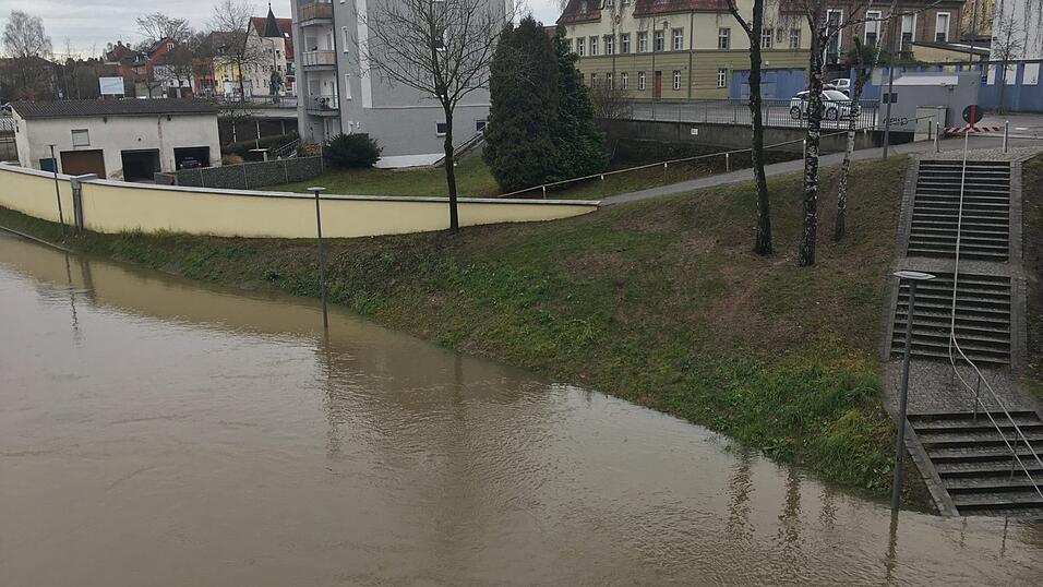 Gegen Mittag hatte der Pegel der Donau bei Straubing bereits die Marke von 510 Zentimetern &uuml;berschritten. Aufgenommen an der Schlossbr&uuml;cke.
