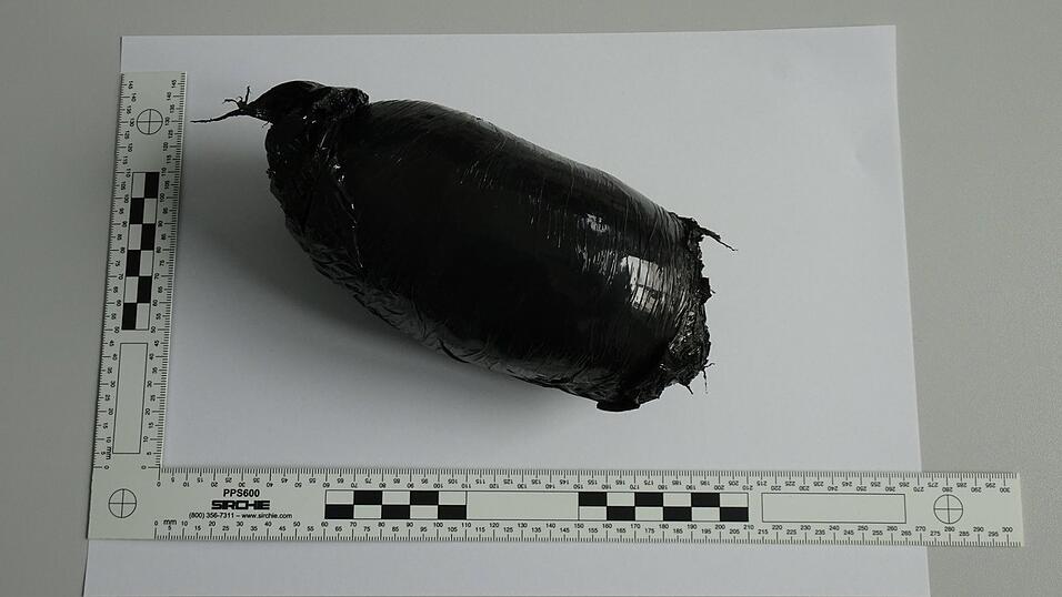 Diese mit Kokain gefüllte Plombe trug der junge Mann am Körper. Diese mit Kokain gefüllte Plombe trug der junge Mann am Körper.