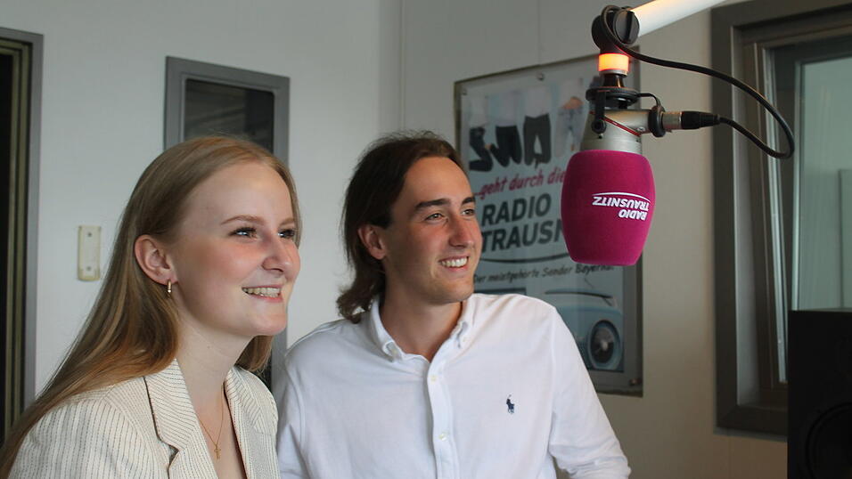 Das Laho-Brautpaar Katharina Mottinger und Luis Truhlar war nach dem ersten Laho-Wochenende zu Gast im Podcast-Studio von Jörg Hubloger und Franziska Hofmann. Das Laho-Brautpaar Katharina Mottinger und Luis Truhlar war nach dem ersten Laho-Wochenende zu Gast im Podcast-Studio von Jörg Hubloger und Franziska Hofmann.