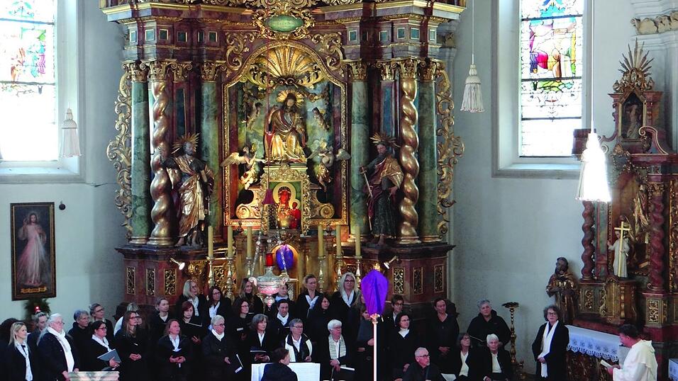 Der Chor KlangArt und der evangelische Kirchenchor unter der Leitung von Andrea Gaffal-Frank eröffnete den Konzert-Spaziergang in der Salvatorkirche.
