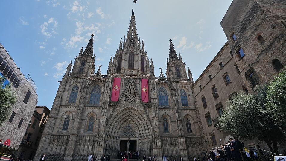 Papst Leo XIV. vor der Kathedrale von Barcelona. Papst Leo XIV. vor der Kathedrale von Barcelona.