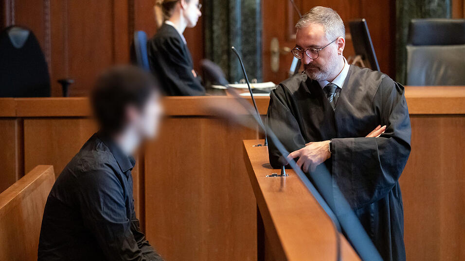 Der 22-Jährige (l.) soll im November 2018 eine Frau in einer Tiefgarage erstochen haben.