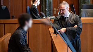 Der 22-Jährige (l.) soll im November 2018 eine Frau in einer Tiefgarage erstochen haben.