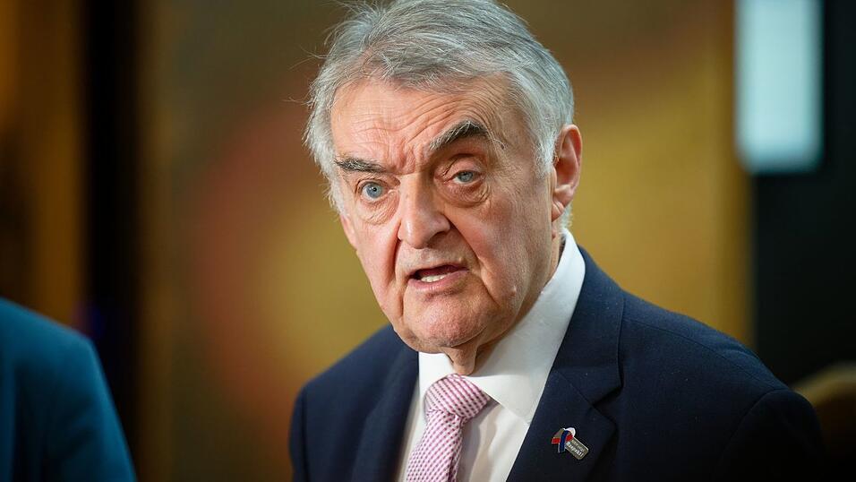 Innenminister Reul will nun den Austausch mit Gehörlosen-Verbänden suchen.