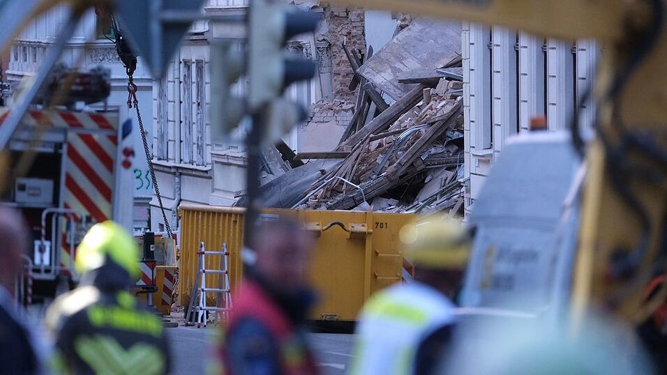 Bei der Vermisstensuche kam auch ein Bagger zum Einsatz. Bei der Vermisstensuche kam auch ein Bagger zum Einsatz.