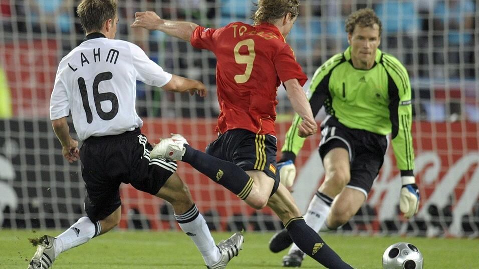 Wien, 29. Juni 2008 | Spaniens St&uuml;rmer Fernando Torres (M.) trifft im Ernst-Happel-Stadion zum entscheidenden 1:0 gegen Deutschlands Jens Lehmann (r.). Philipp Lahm versucht noch vergeblich den Treffer zu verhindern.