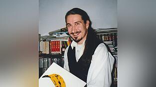 So kennt man ihn: Norbert Bauer mit Plattenh&uuml;lle 1997.
