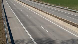 Ein Betrunkener hat am Sonntagmorgen auf dem Seitenstreifen der A93 geschlafen. (Symbolbild)