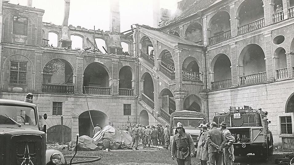 Im Oktober 1961 brannte das Landshuter Wahrzeichen: Bei dem Brand wurden weite Teile des F&uuml;rstenbaus zerst&ouml;rt.