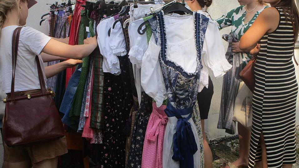 Fleißig wurden Kleiderständer nach einem passenden Dirndl durchsucht.