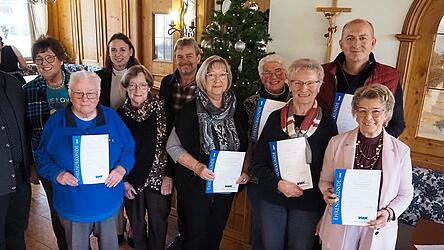Langjährige Mitglieder wurden geehrt; die Ehrengäste gratulierten. Langjährige Mitglieder wurden geehrt; die Ehrengäste gratulierten.