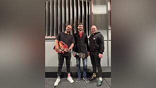 Markenzeichen von Pipes and Strings: zwei verschiedene Socken (v.l.): Levin Ripkens, Alexander Feih, der mit beiden befreundet ist und sie zu einem kostenlosen Konzert nach Viechtach brachte, und Paul Lammers.