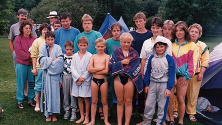 Im Jahr 1990 startete die eben erst gegr&uuml;ndete Schwimmsparte erstmals beim &bdquo;Landauer Sprintertreffen&ldquo;, wobei sich Trainer Herbert Wanninger (7. v.l.) auf die Hilfe vieler Eltern st&uuml;tzen konnte.