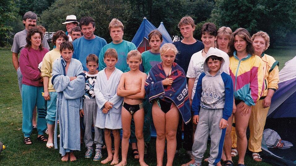 Im Jahr 1990 startete die eben erst gegründete Schwimmsparte erstmals beim „Landauer Sprintertreffen“, wobei sich Trainer Herbert Wanninger (7. v.l.) auf die Hilfe vieler Eltern stützen konnte. Im Jahr 1990 startete die eben erst gegründete Schwimmsparte erstmals beim „Landauer Sprintertreffen“, wobei sich Trainer Herbert Wanninger (7. v.l.) auf die Hilfe vieler Eltern stützen konnte.
