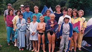 Im Jahr 1990 startete die eben erst gegründete Schwimmsparte erstmals beim „Landauer Sprintertreffen“, wobei sich Trainer Herbert Wanninger (7. v.l.) auf die Hilfe vieler Eltern stützen konnte. Im Jahr 1990 startete die eben erst gegründete Schwimmsparte erstmals beim „Landauer Sprintertreffen“, wobei sich Trainer Herbert Wanninger (7. v.l.) auf die Hilfe vieler Eltern stützen konnte.