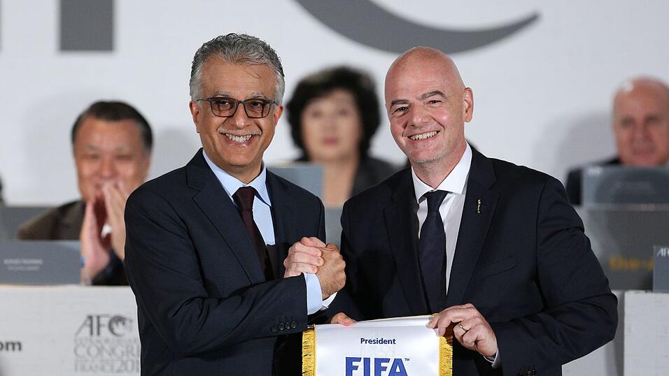 Scheich Salman bin Ibrahim al-Chalifa (l) forderte Gianni Infantino schon einmal heraus. (Archivbild) Scheich Salman bin Ibrahim al-Chalifa (l) forderte Gianni Infantino schon einmal heraus. (Archivbild)