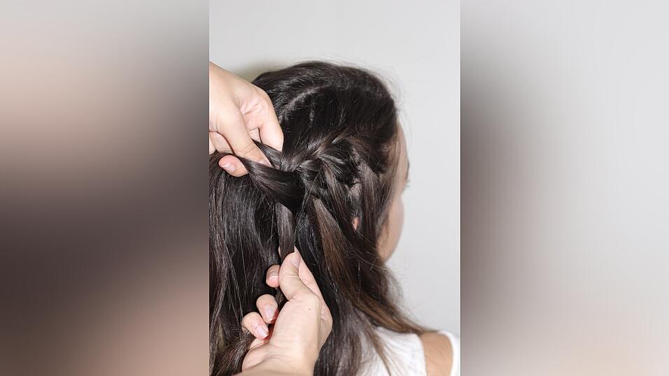 Bei jeder Strähne, die nach hinten wandert, nehmt ihr eine neue Strähne dazu. Bei jeder Strähne, die nach hinten wandert, nehmt ihr eine neue Strähne dazu.