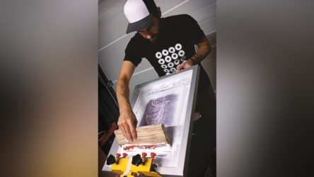 Matthias Lehners T-Shirts sind Handarbeit. Entscheidend f&uuml;r ihn: das Produkt so nachhaltig wie m&ouml;glich zu produzieren.