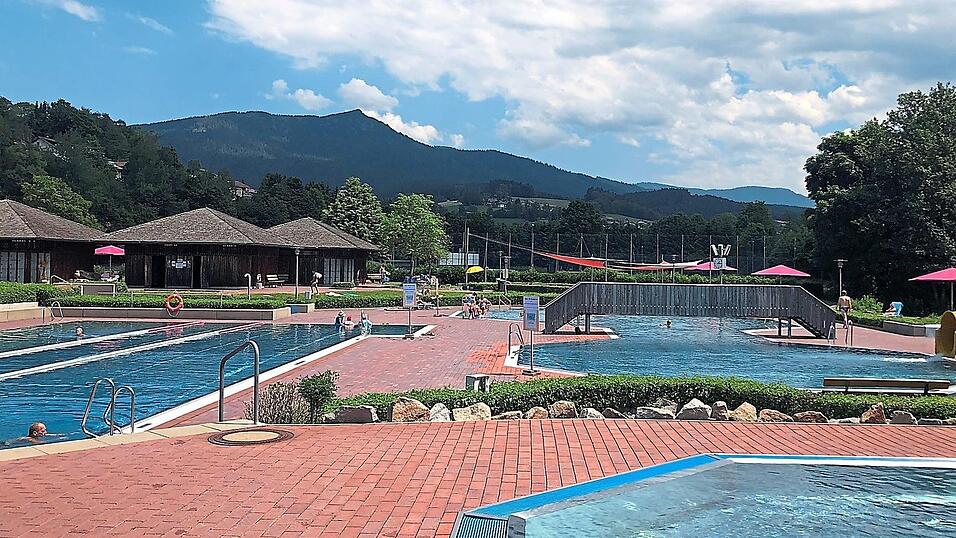 Große und kleine Badenixen und Wasserratten haben die Öffnung des Bades sehnsüchtig erwartet. Große und kleine Badenixen und Wasserratten haben die Öffnung des Bades sehnsüchtig erwartet.