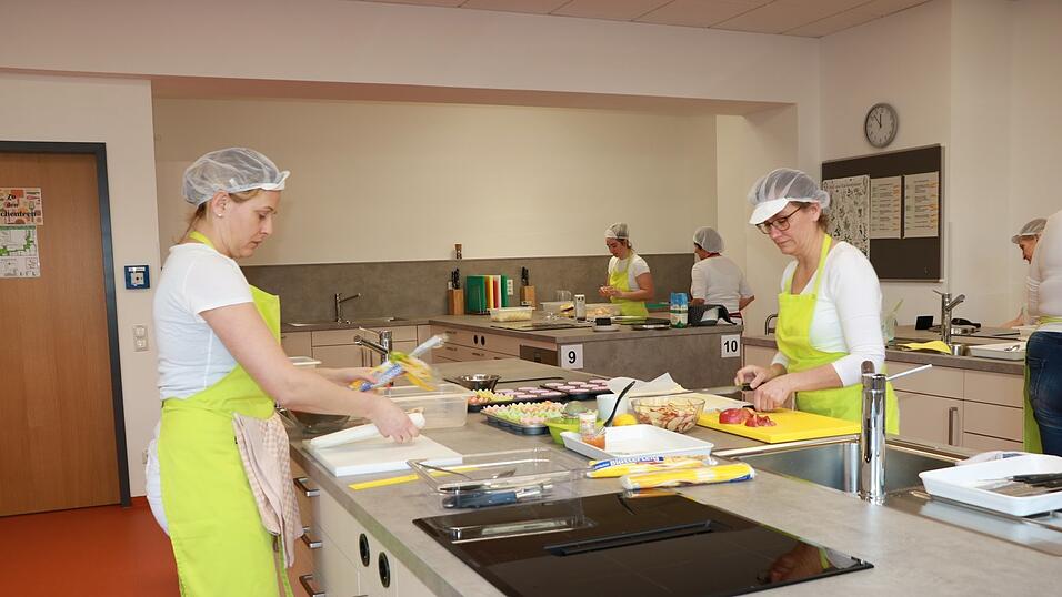 Studierende der Hauswirtschaftsschule in Straubing bei der Essenszubereitung.