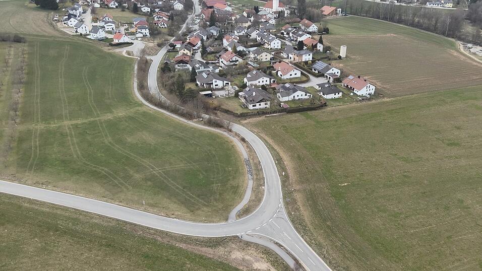 Blick auf die Staatsstra&szlig;e St 2087 s&uuml;dlich von Baierbach.