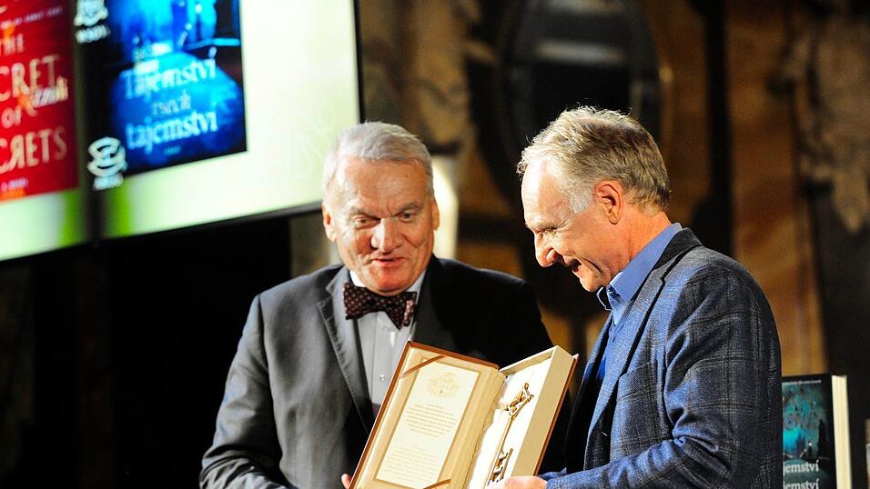 US-Erfolgsautor Dan Brown (r) nimmt symbolisch den Schlüssel zur tschechischen Hauptstadt Prag in Empfang.