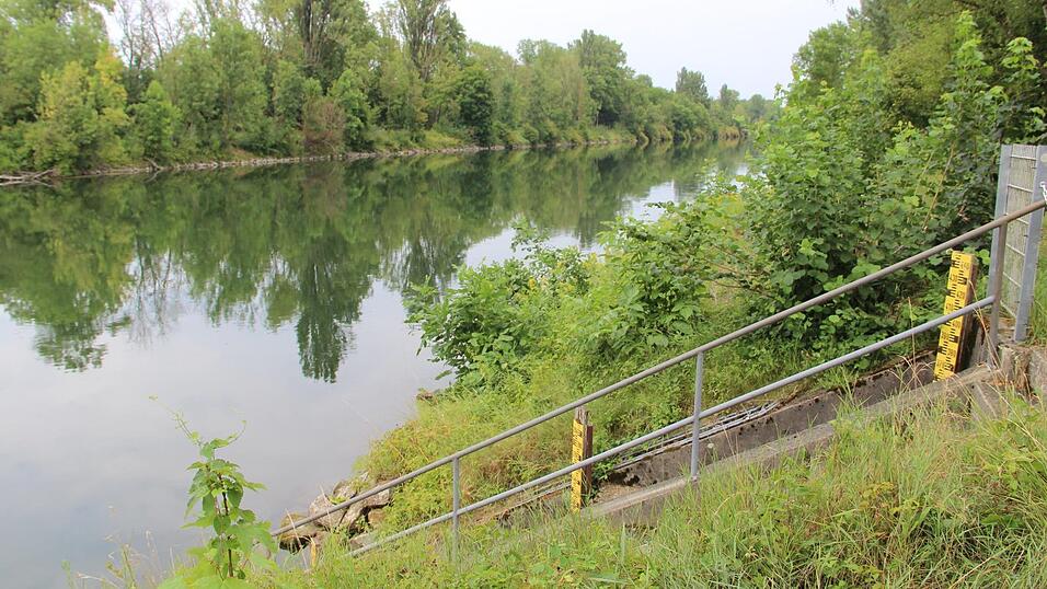 Wenige Meter flussabw&auml;rts der Isarbr&uuml;cke in Landau steht die Pegelmessanlage.
