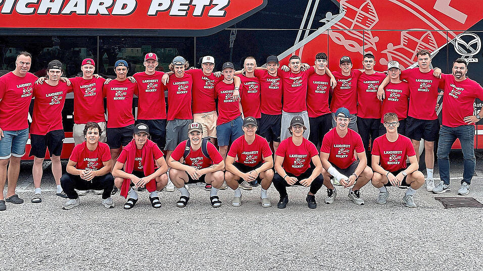 MIT NEUER ANGRIFFSLUST: Die Landshuter DNL-Truppe hat beim Trainingslager in S&uuml;dtirol drei Testspielsiege eingefahren. 'Da hat sich die Mannschaft auf und neben dem Eis hervorragend pr&auml;sentiert', sagt EVL-Chefcoach Thomas Daffner (li.).