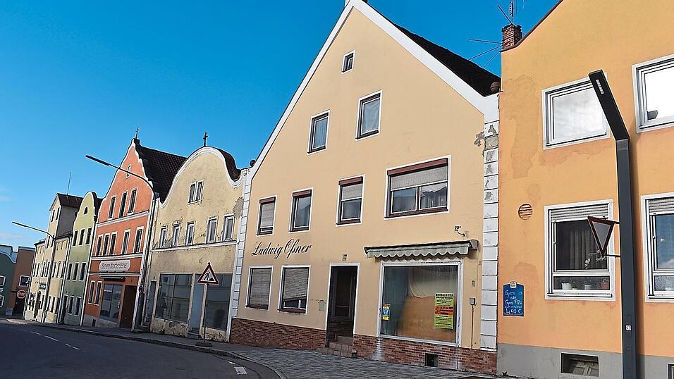 Das ehemalige Café Oßner und das Gebäude links daneben werden demnächst für eine Neubebauung Platz machen. Das ehemalige Café Oßner und das Gebäude links daneben werden demnächst für eine Neubebauung Platz machen.